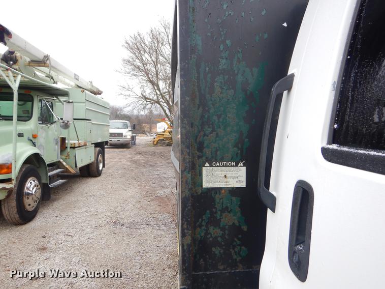 image for item FQ9546 2007 Chevrolet C5500 Crew Cab dump truck