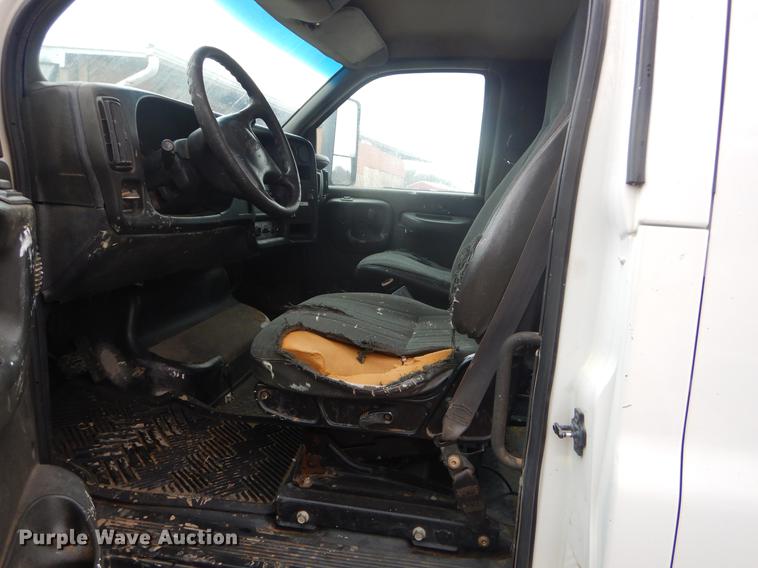 image for item FQ9548 2003 GMC C5500 flatbed truck