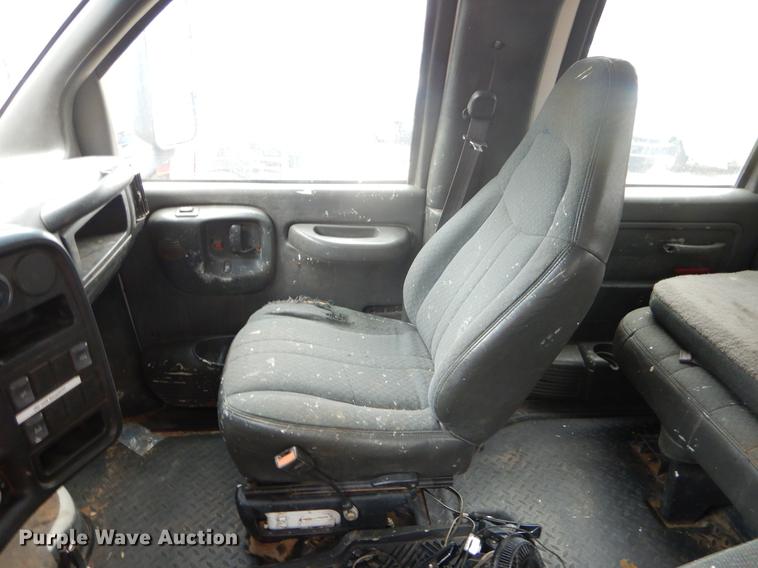 image for item FQ9548 2003 GMC C5500 flatbed truck