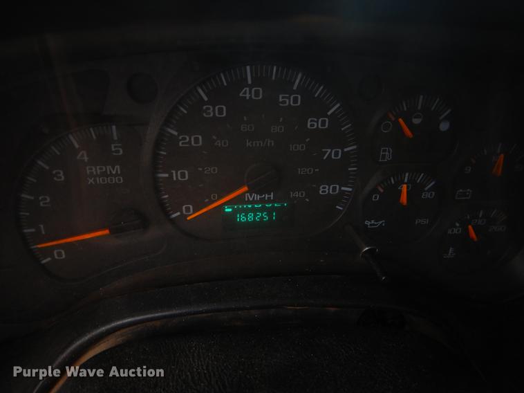 image for item FQ9548 2003 GMC C5500 flatbed truck