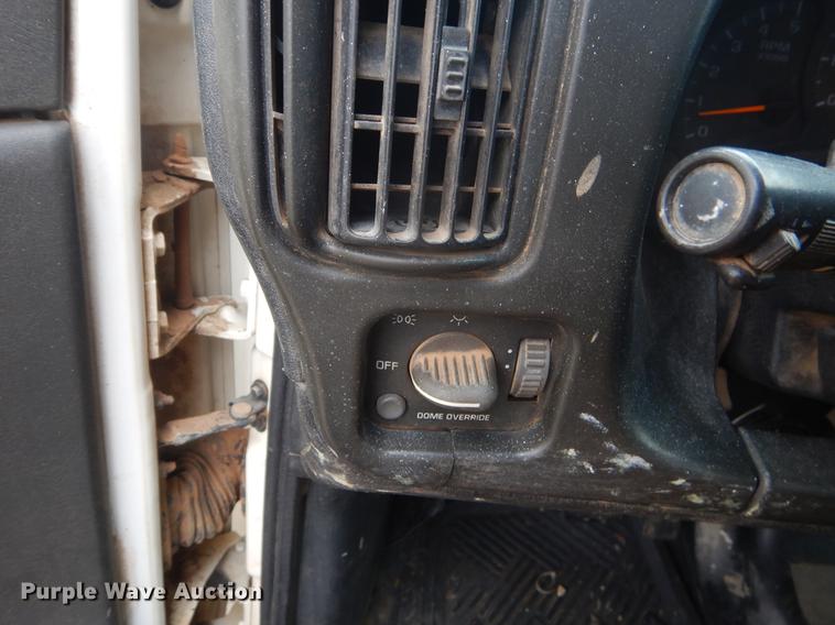 image for item FQ9548 2003 GMC C5500 flatbed truck