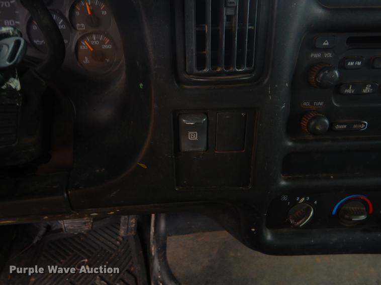 image for item FQ9548 2003 GMC C5500 flatbed truck