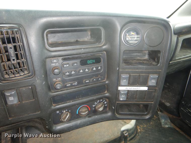 image for item FQ9548 2003 GMC C5500 flatbed truck