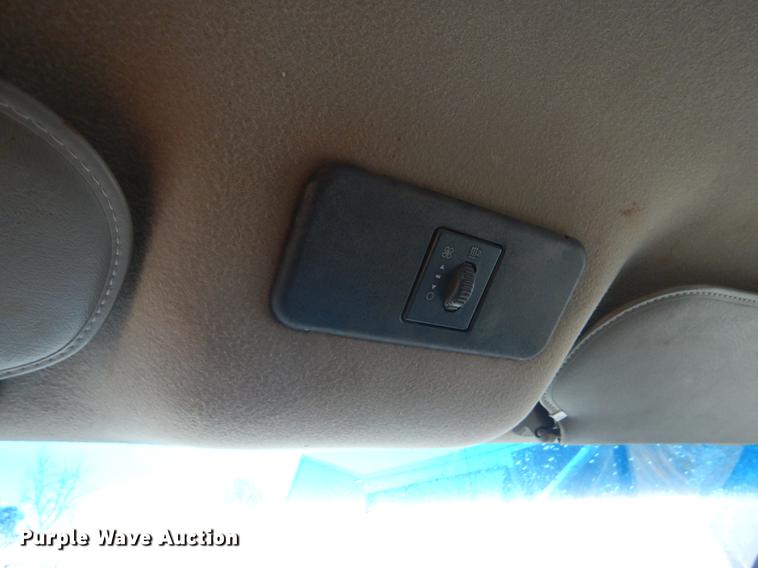 image for item FQ9548 2003 GMC C5500 flatbed truck