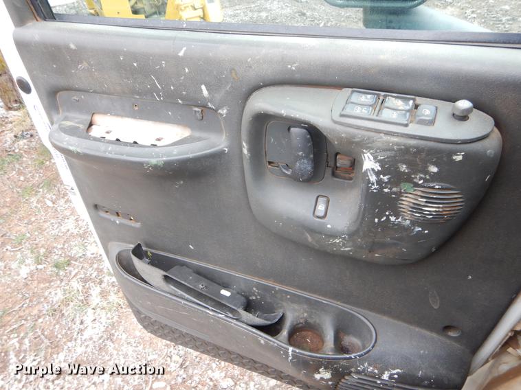 image for item FQ9548 2003 GMC C5500 flatbed truck