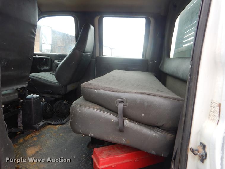 image for item FQ9548 2003 GMC C5500 flatbed truck