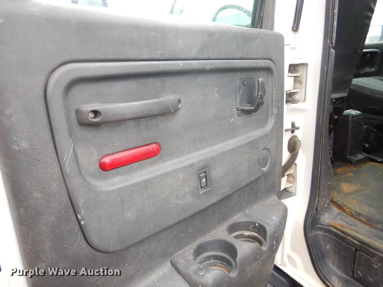 image for item FQ9548 2003 GMC C5500 flatbed truck