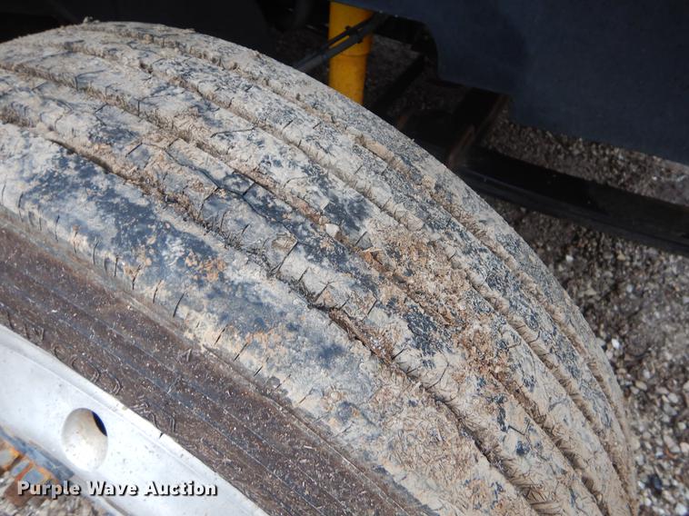 image for item FQ9548 2003 GMC C5500 flatbed truck