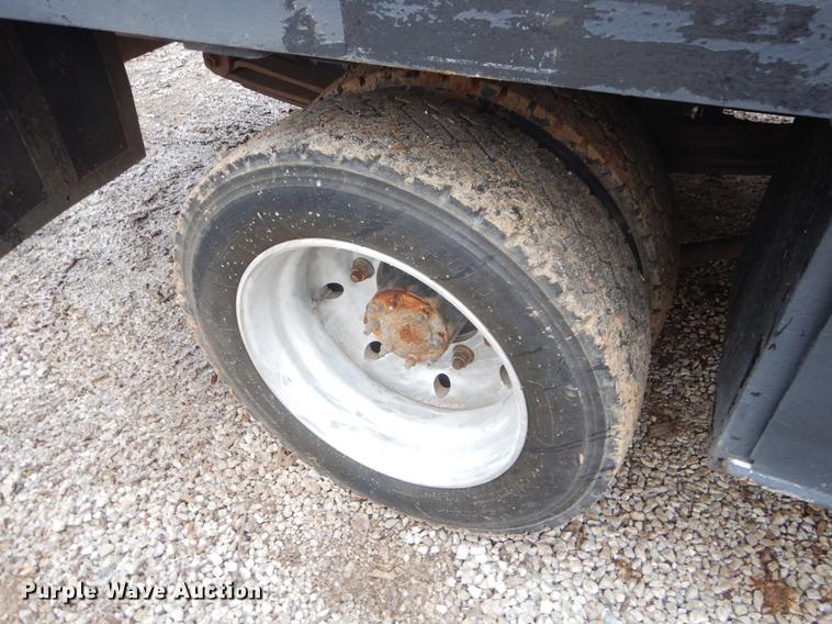 image for item FQ9548 2003 GMC C5500 flatbed truck