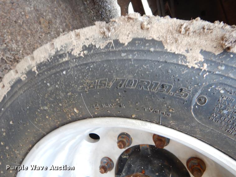 image for item FQ9548 2003 GMC C5500 flatbed truck