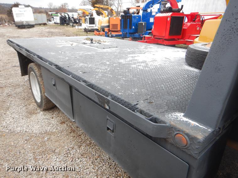 image for item FQ9548 2003 GMC C5500 flatbed truck