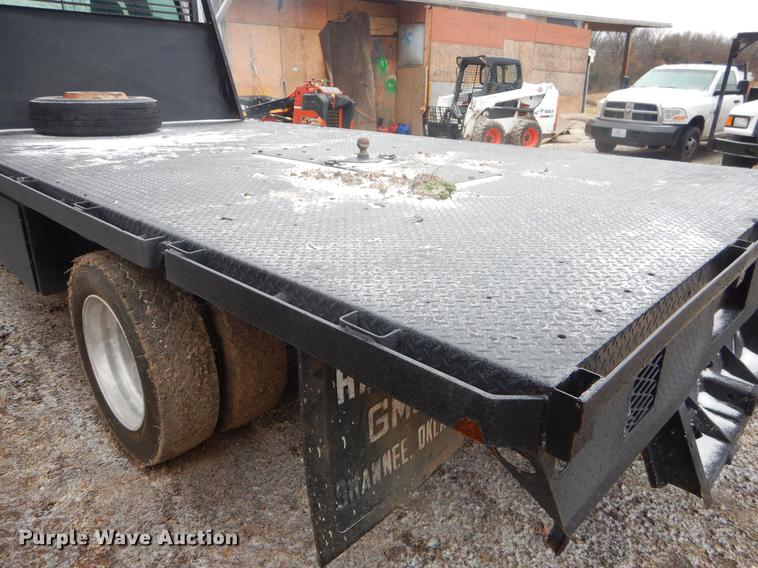 image for item FQ9548 2003 GMC C5500 flatbed truck