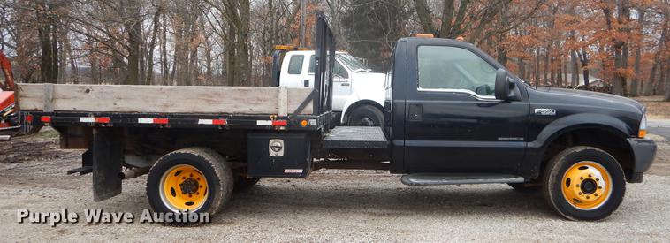 image for item FQ9549 2002 Ford F550 flatbed pickup truck