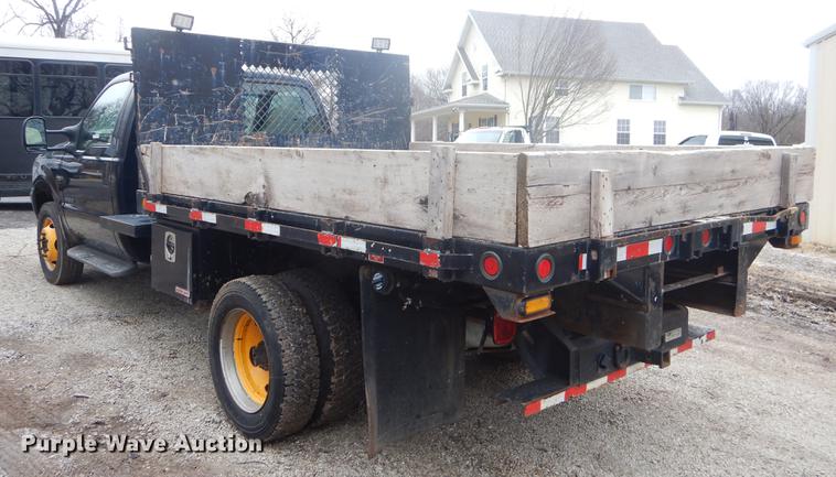 image for item FQ9549 2002 Ford F550 flatbed pickup truck