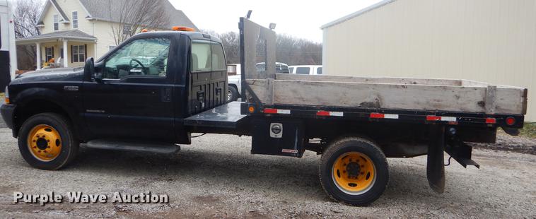 image for item FQ9549 2002 Ford F550 flatbed pickup truck