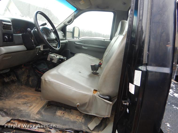 image for item FQ9549 2002 Ford F550 flatbed pickup truck