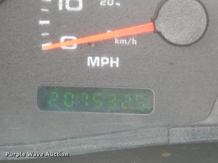 image for item FQ9549 2002 Ford F550 flatbed pickup truck