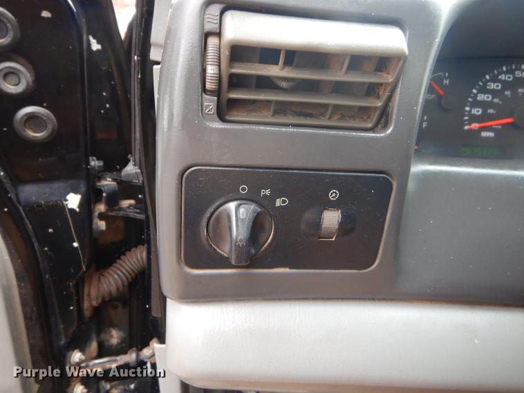 image for item FQ9549 2002 Ford F550 flatbed pickup truck