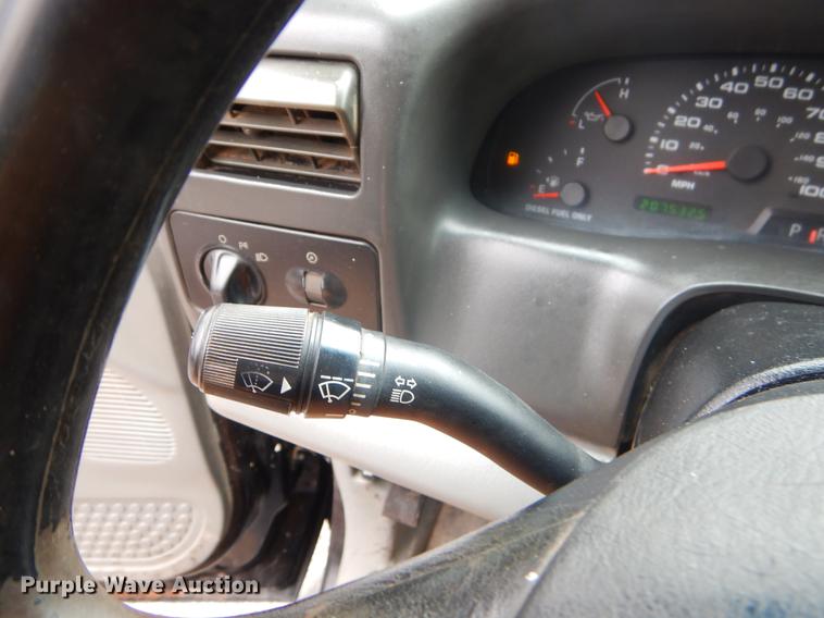 image for item FQ9549 2002 Ford F550 flatbed pickup truck