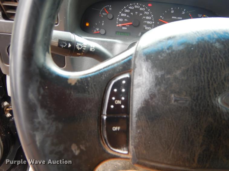 image for item FQ9549 2002 Ford F550 flatbed pickup truck