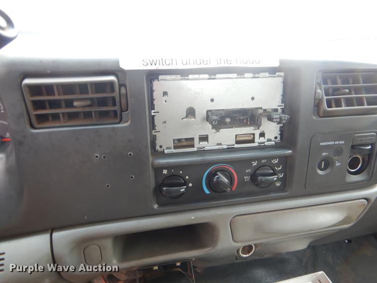 image for item FQ9549 2002 Ford F550 flatbed pickup truck