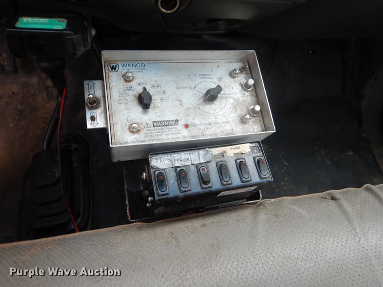 image for item FQ9549 2002 Ford F550 flatbed pickup truck