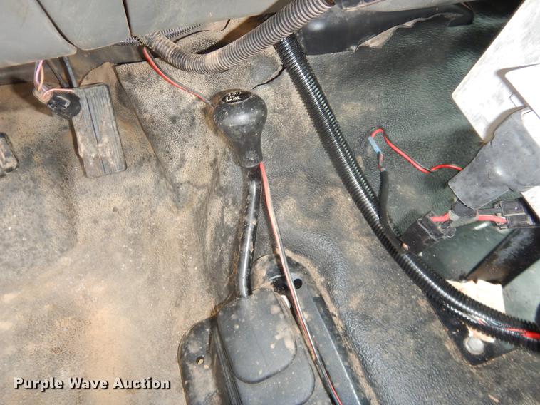 image for item FQ9549 2002 Ford F550 flatbed pickup truck