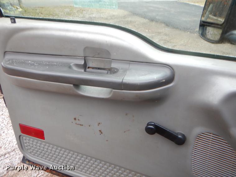 image for item FQ9549 2002 Ford F550 flatbed pickup truck