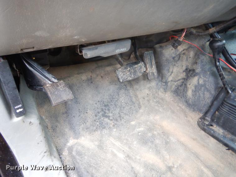 image for item FQ9549 2002 Ford F550 flatbed pickup truck