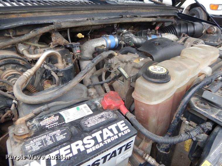 image for item FQ9549 2002 Ford F550 flatbed pickup truck