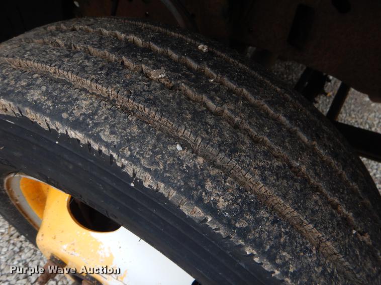 image for item FQ9549 2002 Ford F550 flatbed pickup truck