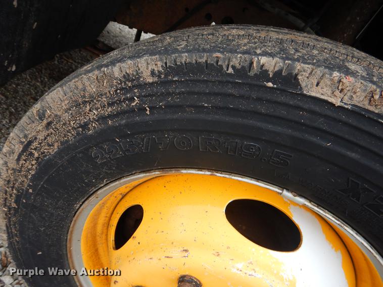 image for item FQ9549 2002 Ford F550 flatbed pickup truck