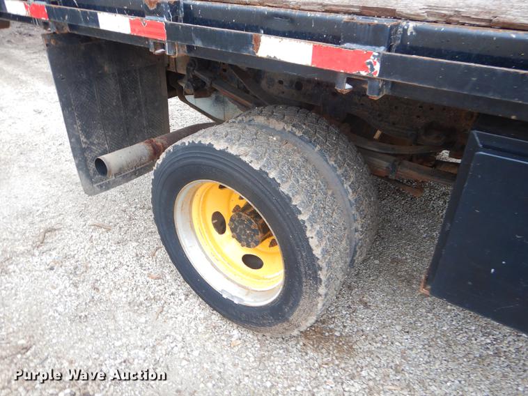 image for item FQ9549 2002 Ford F550 flatbed pickup truck