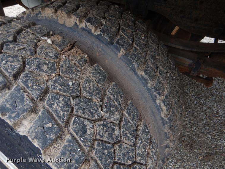 image for item FQ9549 2002 Ford F550 flatbed pickup truck