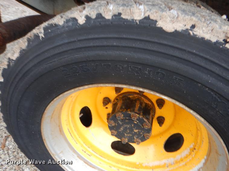 image for item FQ9549 2002 Ford F550 flatbed pickup truck