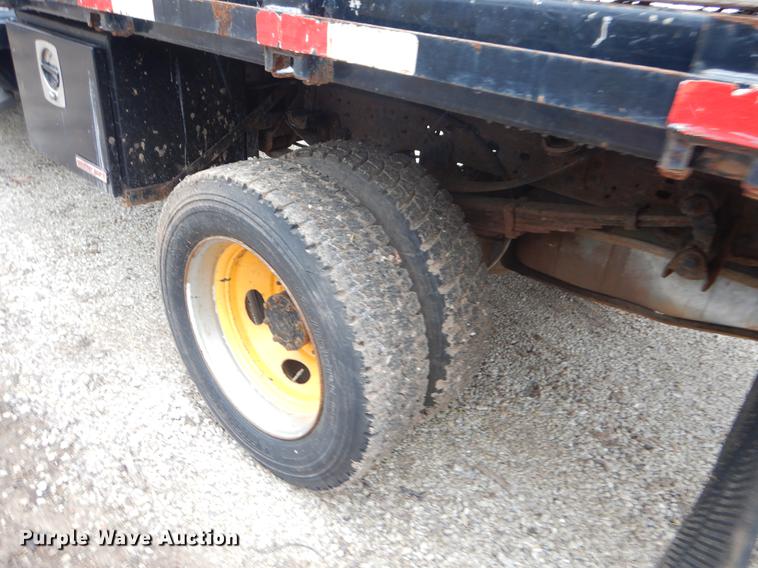 image for item FQ9549 2002 Ford F550 flatbed pickup truck