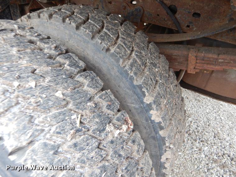 image for item FQ9549 2002 Ford F550 flatbed pickup truck