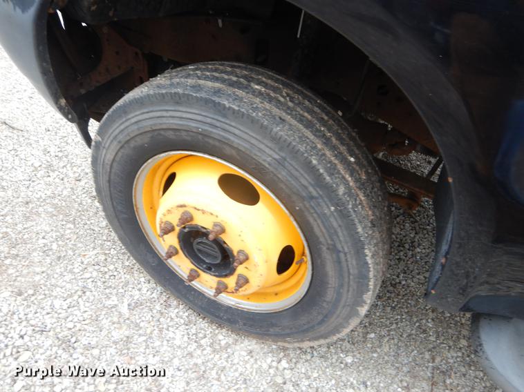 image for item FQ9549 2002 Ford F550 flatbed pickup truck