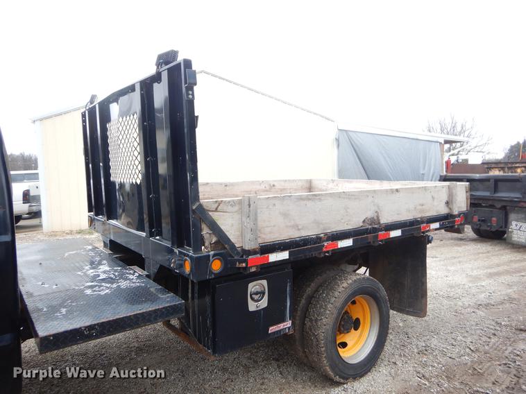 image for item FQ9549 2002 Ford F550 flatbed pickup truck