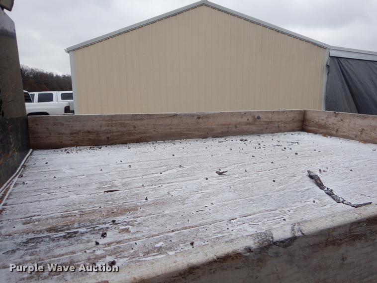 image for item FQ9549 2002 Ford F550 flatbed pickup truck