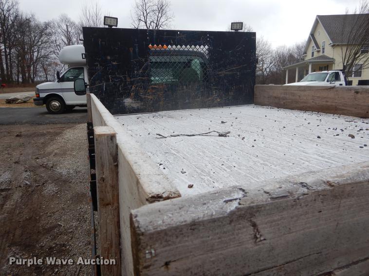 image for item FQ9549 2002 Ford F550 flatbed pickup truck