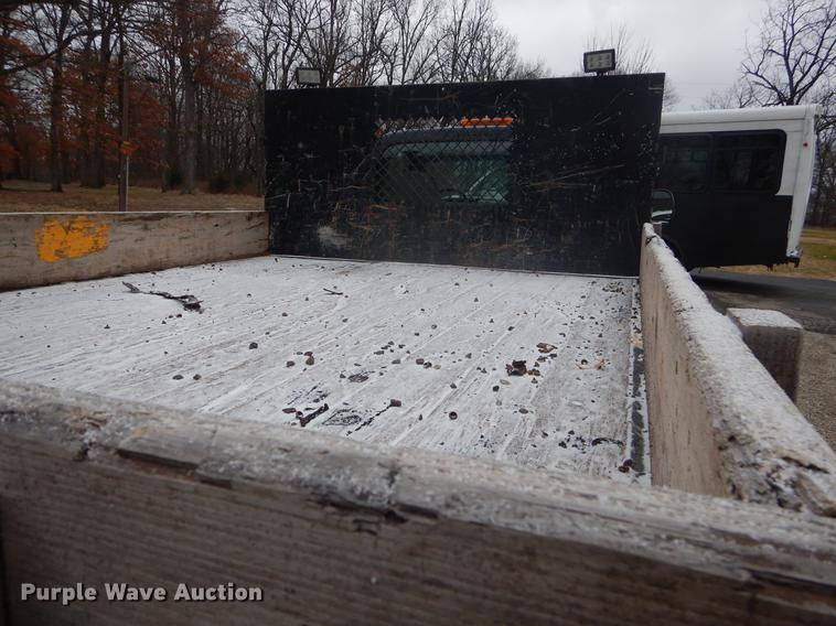 image for item FQ9549 2002 Ford F550 flatbed pickup truck