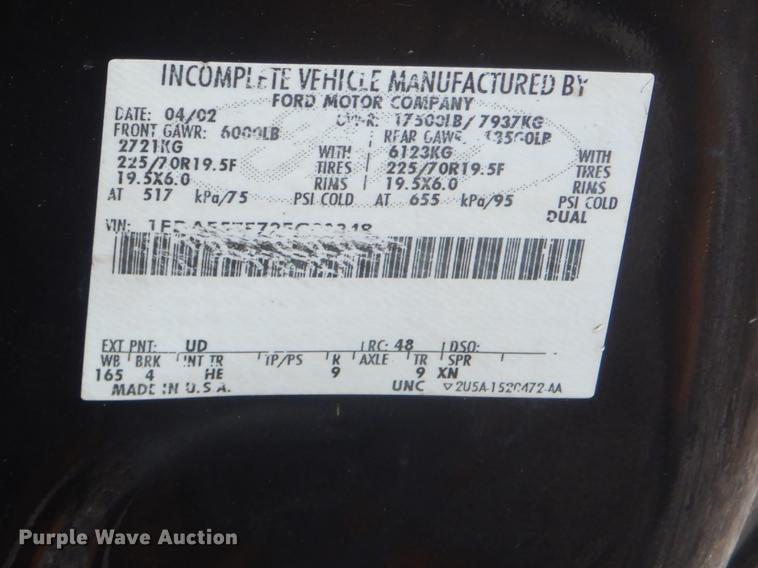 image for item FQ9549 2002 Ford F550 flatbed pickup truck