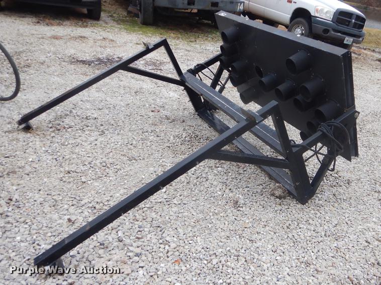 image for item FQ9549 2002 Ford F550 flatbed pickup truck