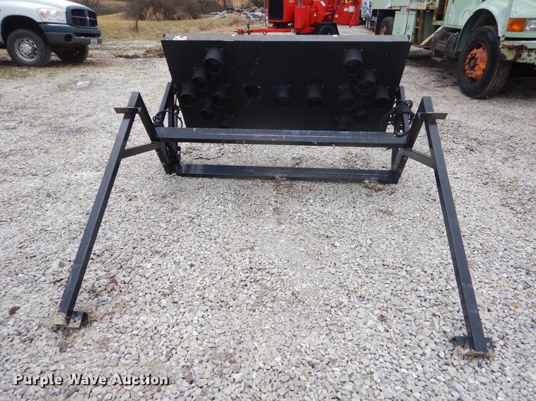 image for item FQ9549 2002 Ford F550 flatbed pickup truck