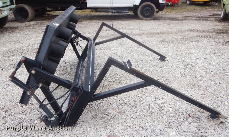 image for item FQ9549 2002 Ford F550 flatbed pickup truck