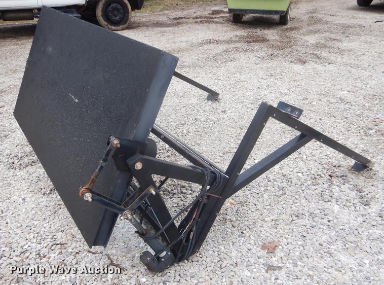 image for item FQ9549 2002 Ford F550 flatbed pickup truck