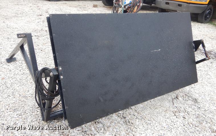 image for item FQ9549 2002 Ford F550 flatbed pickup truck