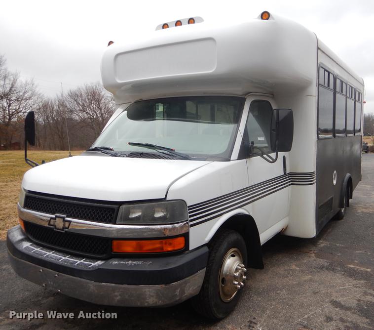 image for item FQ9550 2005 Chevrolet Express G3500 shuttle bus