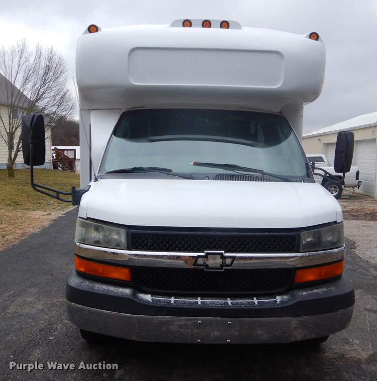 image for item FQ9550 2005 Chevrolet Express G3500 shuttle bus